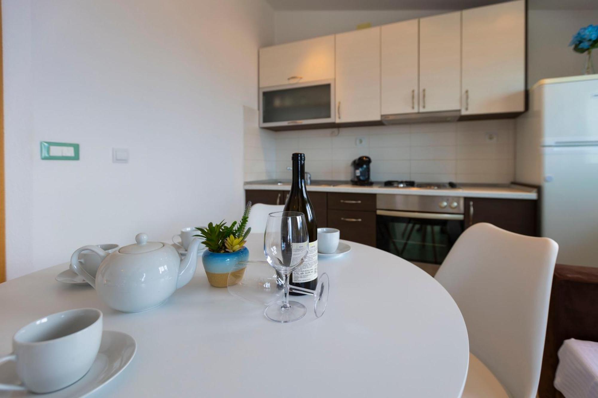 Apartmani Dana Макарска Экстерьер фото